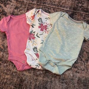 Cloud Island Short Sleeve Onesie Bundle Size 0-3 Months